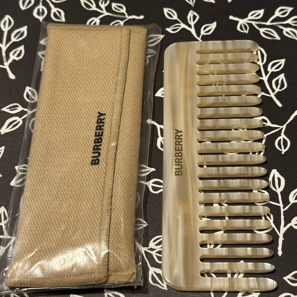 Burberry Beige pearl colored Comb with Case NEW